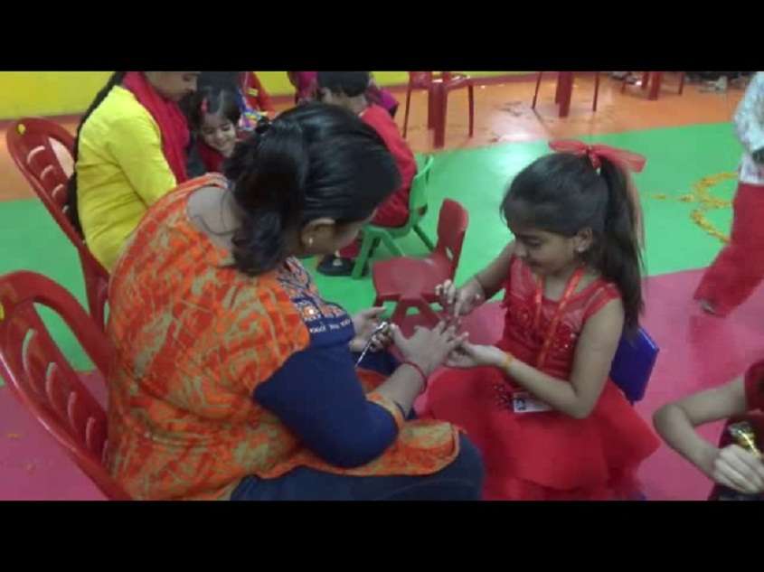 Karva Chauth 2018: बेटियों ने मां को लगाई मेहंदी तो खिल उठे चेहरे- देखें
तस्‍वीरें
