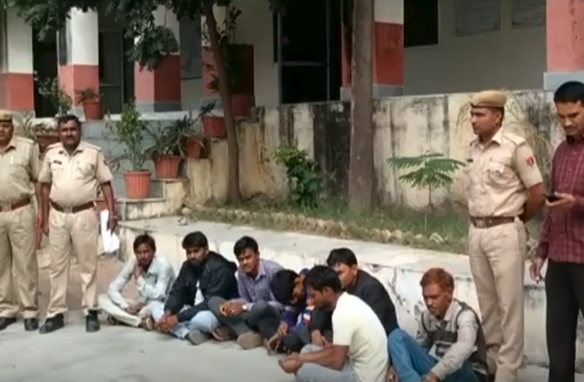 अवैध बजरी खनन पर पुलिस की कार्रवाई, 7 ट्रैक्टर जब्त, 7 जने गिरफ्तार