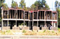 अफसरों ने कहा तय डिजाइन के अनुसार हो रहा निर्माण, इधर मकान खरीदने वाले हितग्राही हुए लामबंद