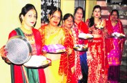 करवा चौथ : चांद का दीदार कर पति के हाथों जल व अन्न ग्रहण कर तोड़ा व्रत