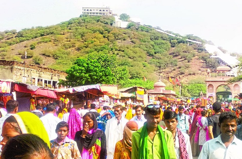 दर्शन करने जाती महिलाएं।
