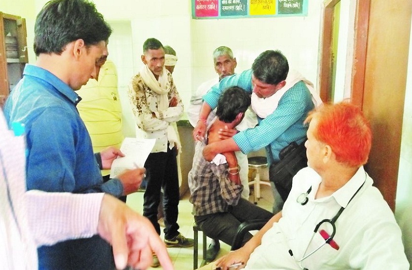 घायल का उपचार करते चिकित्सक।