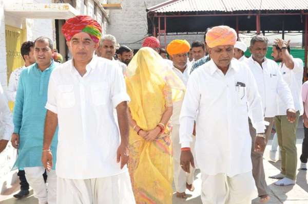 नागणेच्चयां माता मंदिर नागाणा में दर्शन के लिए जाते मानवेन्द्रसिंह व चित्रासिंह