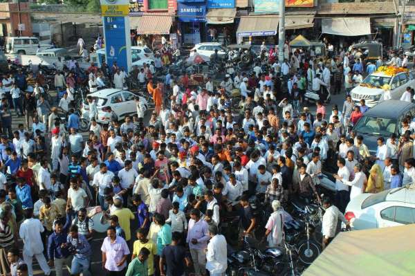 बालोतरा के पुराना बस स्टैण्ड पर मानवेन्द्रसिंह का स्वागत करने के लिए खड़े लोग।