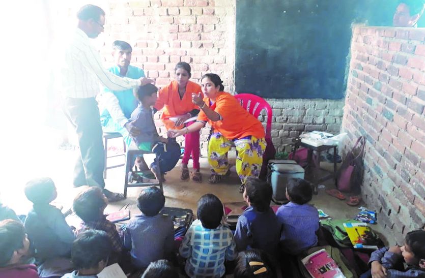 खण्डार. बहरावण्डा कलां में निजी विद्यालय में टीके लगाते हुए चिकित्साकर्मी।