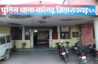 पत्नी को पीछे बिठाकर पति चला रहा था था बाइक, हुआ दुर्घटनाग्रस्त, पत्नी को आई गंभीर चोट