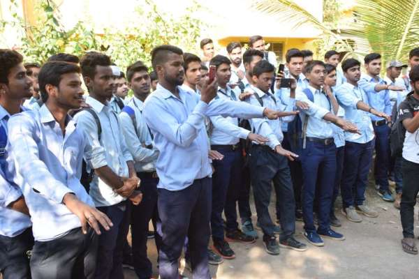 नुक्कड़ नाटक से मतदान के प्रति किया जागरूक, देखे इन तस्वीरों में