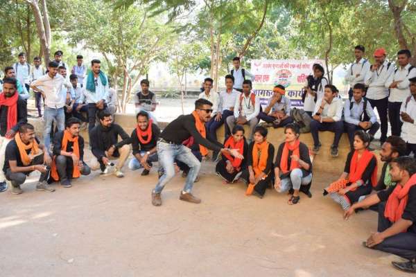 नुक्कड़ नाटक से मतदान के प्रति किया जागरूक, देखे इन तस्वीरों में