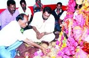 पूर्व विधायक ने कार्यकर्ताओं व ग्रामीणों को मंदिर में बुला कर कराया सामूहिक भोज, फिर दी चुनावी पार्टी, निर्वाचन  विभाग ने थमाया नोटिस