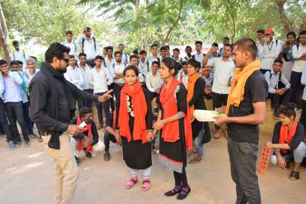 नुक्कड़ नाटक से मतदान के प्रति किया जागरूक, देखे इन तस्वीरों में