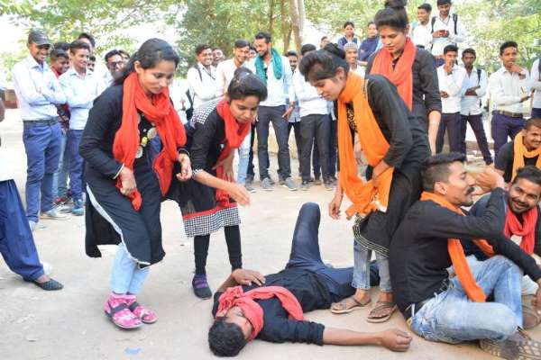 नुक्कड़ नाटक से मतदान के प्रति किया जागरूक, देखे इन तस्वीरों में