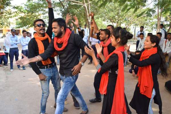 नुक्कड़ नाटक से मतदान के प्रति किया जागरूक, देखे इन तस्वीरों में