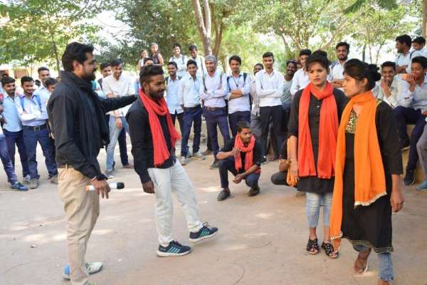 नुक्कड़ नाटक से मतदान के प्रति किया जागरूक, देखे इन तस्वीरों में