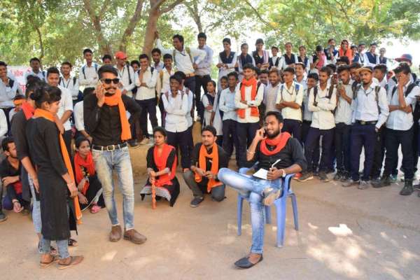 नुक्कड़ नाटक से मतदान के प्रति किया जागरूक, देखे इन तस्वीरों में