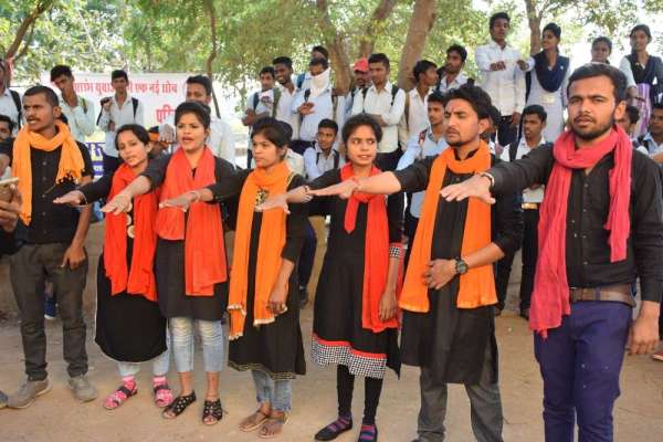 नुक्कड़ नाटक से मतदान के प्रति किया जागरूक, देखे इन तस्वीरों में