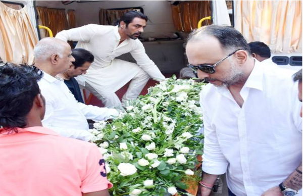 अर्जुन रामपाल की मां का निधन, अंतिम संस्कार में गर्लफ्रेंड और एक्स वाइफ दोनों पहुंचे