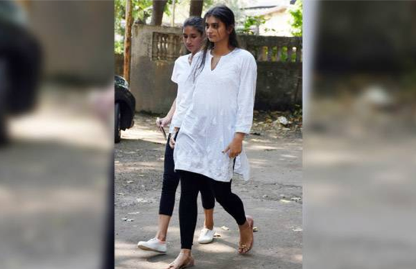 अर्जुन रामपाल की मां का निधन, अंतिम संस्कार में गर्लफ्रेंड और एक्स वाइफ दोनों पहुंचे