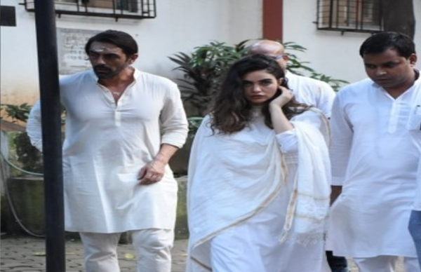 अर्जुन रामपाल की मां का निधन, अंतिम संस्कार में गर्लफ्रेंड और एक्स वाइफ दोनों पहुंचे