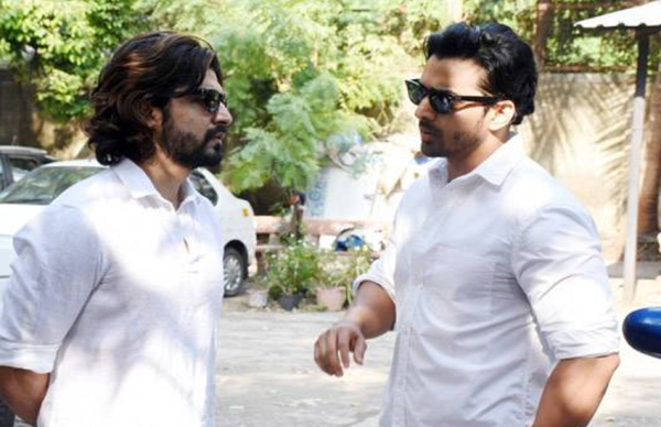 अर्जुन रामपाल की मां का निधन, अंतिम संस्कार में गर्लफ्रेंड और एक्स वाइफ दोनों पहुंचे