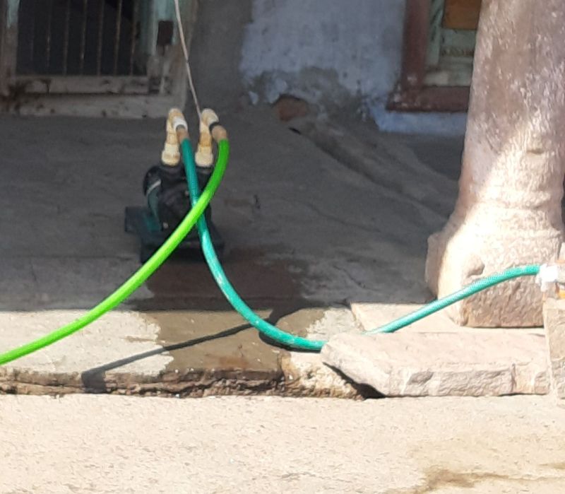 मोटर लगा पानी की चोरी, टोंटी नहीं लगा कर रहे सीना जोरी