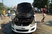 ब्रेक लगाते ही धू-धू कर जलने लगी कार, मची अफरा-तफरी, चालक ने कूद कर बचाई जान