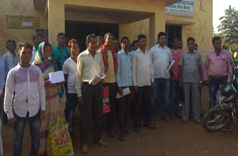 घंटो इंतजार के बाद भी जब नहीं हुआ पंजीयन तो किसान पहुंचे तहसील कार्यालय, एसडीएम ने दी ये जानकारी