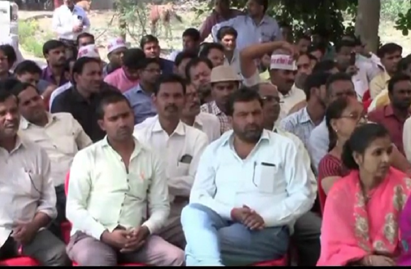 teachers protest against yogi sarkar in up