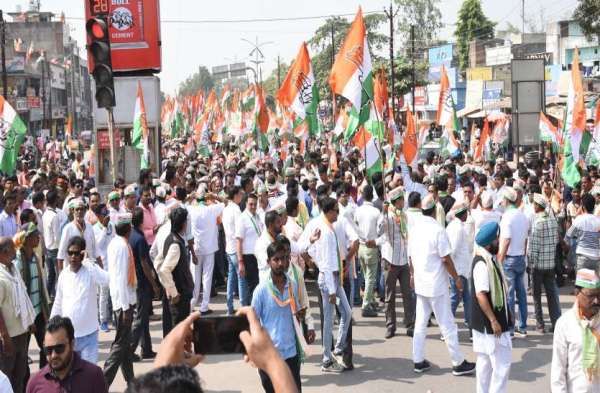 Photo Gallery : शुभ मुहूर्त में इन दिग्गजों ने नामांकन किया दाखिल, कांग्रेसी कार्यकर्ताओं ने निकाली रैली, किया शक्ति प्रदर्शन