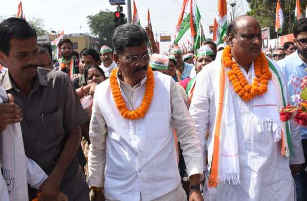 Photo Gallery : शुभ मुहूर्त में इन दिग्गजों ने नामांकन किया दाखिल, कांग्रेसी कार्यकर्ताओं ने निकाली रैली, किया शक्ति प्रदर्शन