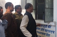 फार्म लेने के बाद विधायक ने दिखाया एटीएम कार्ड तो काउंटर पर बैठी कर्मचारी ने कहा सॉरी सर हमारे पास तो मशीन नहीं