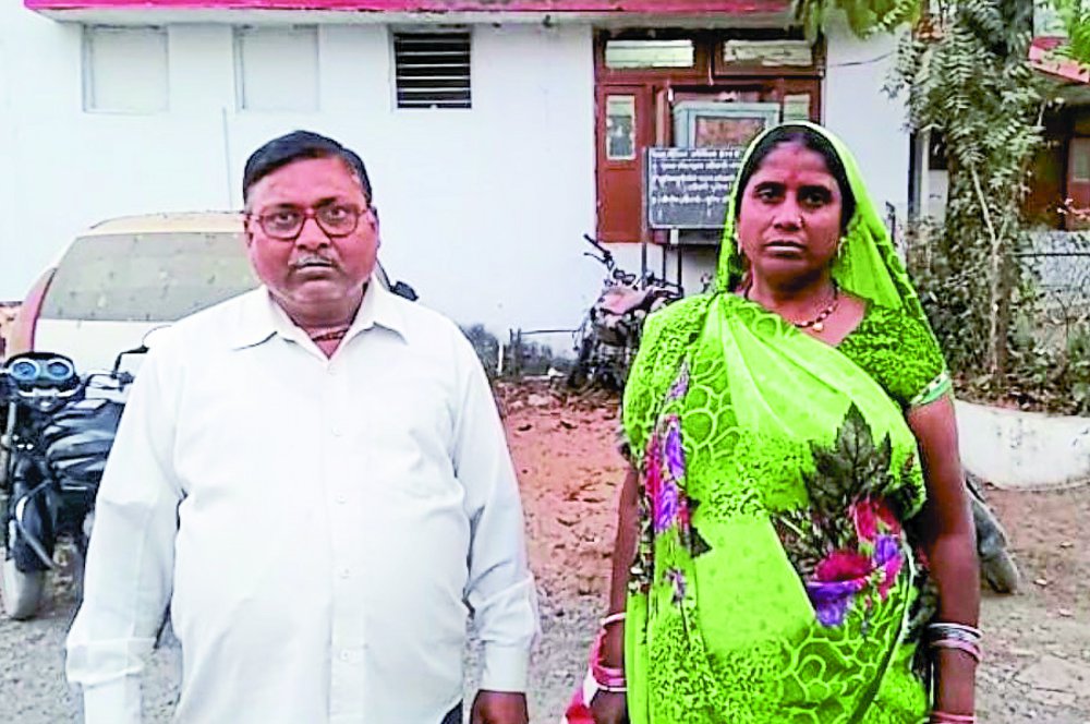 Big loot in front of Allahabad Bank in india