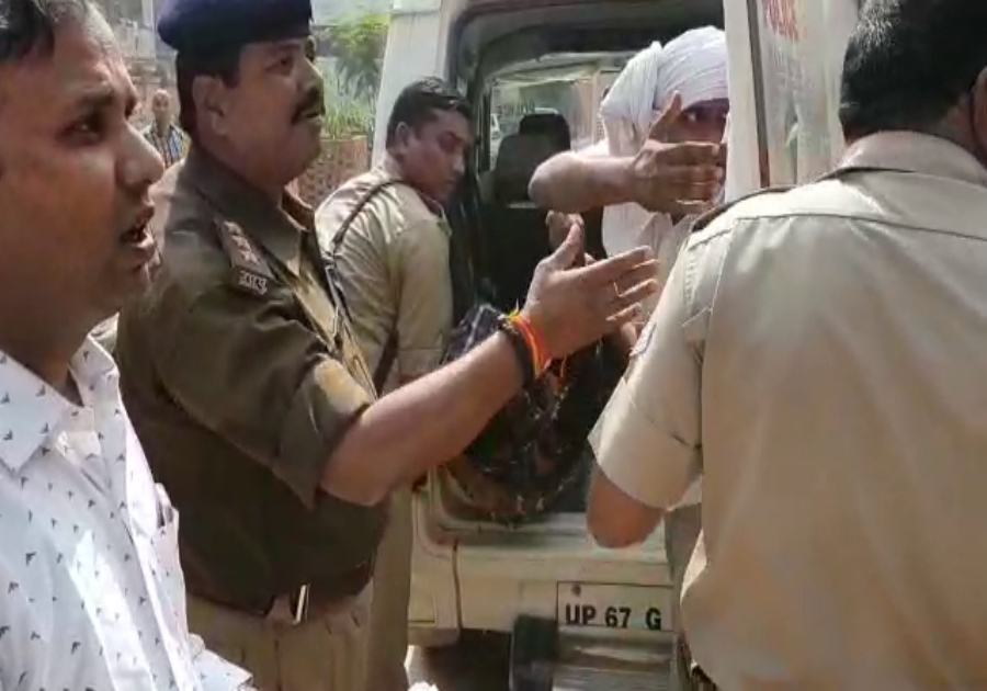 यूपी पुलिस का मानवीय चेहरा, सड़क पर तड़प रहे घायल का करवाया इलाज, रुपये भी दिये
