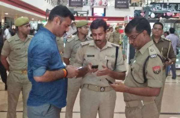 पूर्व सपा सांसद के मॉल में बदमाशों ने घुसकर की अंधाधुंध फायरिंग, दो की मौत, देखें लाइव तस्वीरें