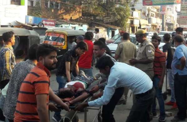 पूर्व सपा सांसद के मॉल में बदमाशों ने घुसकर की अंधाधुंध फायरिंग, दो की मौत, देखें लाइव तस्वीरें