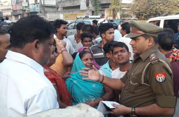 पूर्व सपा सांसद के मॉल में बदमाशों ने घुसकर की अंधाधुंध फायरिंग, दो की मौत, देखें लाइव तस्वीरें