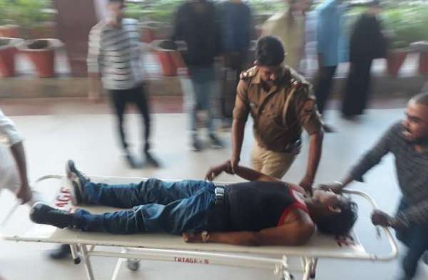 पूर्व सपा सांसद के मॉल में बदमाशों ने घुसकर की अंधाधुंध फायरिंग, दो की मौत, देखें लाइव तस्वीरें