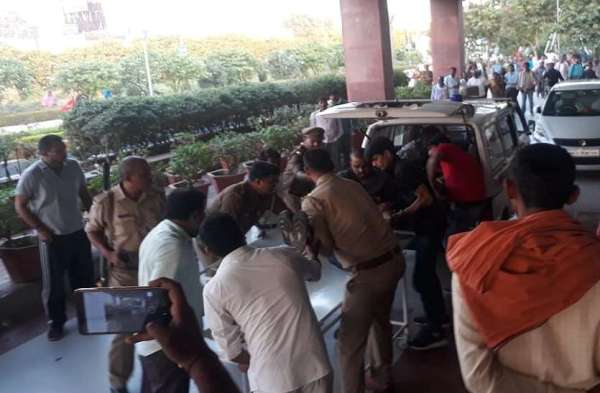 पूर्व सपा सांसद के मॉल में बदमाशों ने घुसकर की अंधाधुंध फायरिंग, दो की मौत, देखें लाइव तस्वीरें