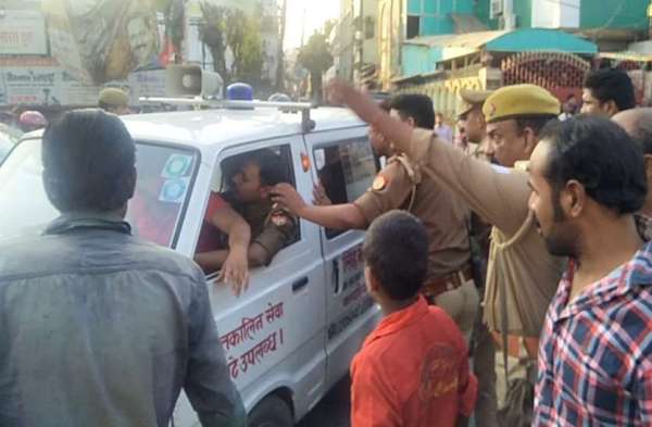 पूर्व सपा सांसद के मॉल में बदमाशों ने घुसकर की अंधाधुंध फायरिंग, दो की मौत, देखें लाइव तस्वीरें