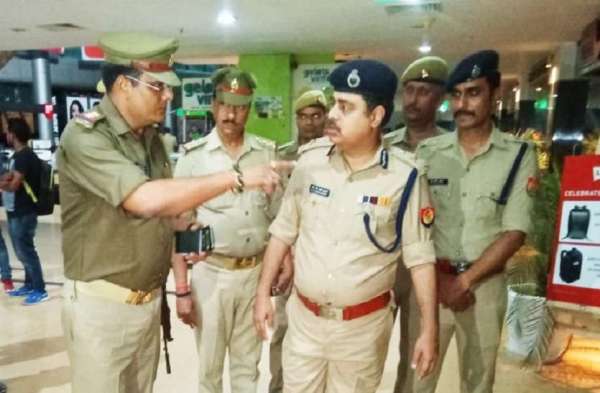 पूर्व सपा सांसद के मॉल में बदमाशों ने घुसकर की अंधाधुंध फायरिंग, दो की मौत, देखें लाइव तस्वीरें