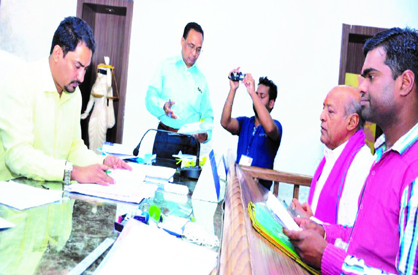 रामसिंह ने जहां मुहुर्त के हिसाब से फार्म जमा किया। वहीं श्यामलाल कंवर कांग्रेसियों के साथ रैली में पहुंचे