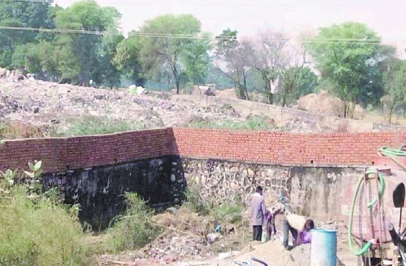 प्लांट के पास पड़ा कचरा।