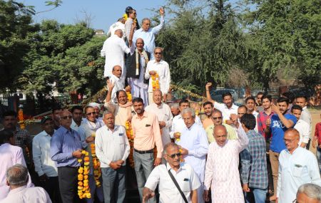 बांसवाड़ा पाटीदार पटेल समाज और शहर के प्रबुद्ध नागरिकों ने नारेबाजी करते हुए प्रतिमा स्थल पर पहुंचकर श्रद्धासुमन अर्पित किए।