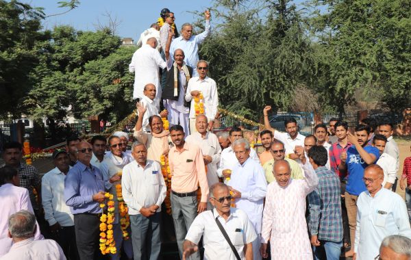बांसवाड़ा पाटीदार पटेल समाज और शहर के प्रबुद्ध नागरिकों ने नारेबाजी करते हुए प्रतिमा स्थल पर पहुंचकर श्रद्धासुमन अर्पित किए।