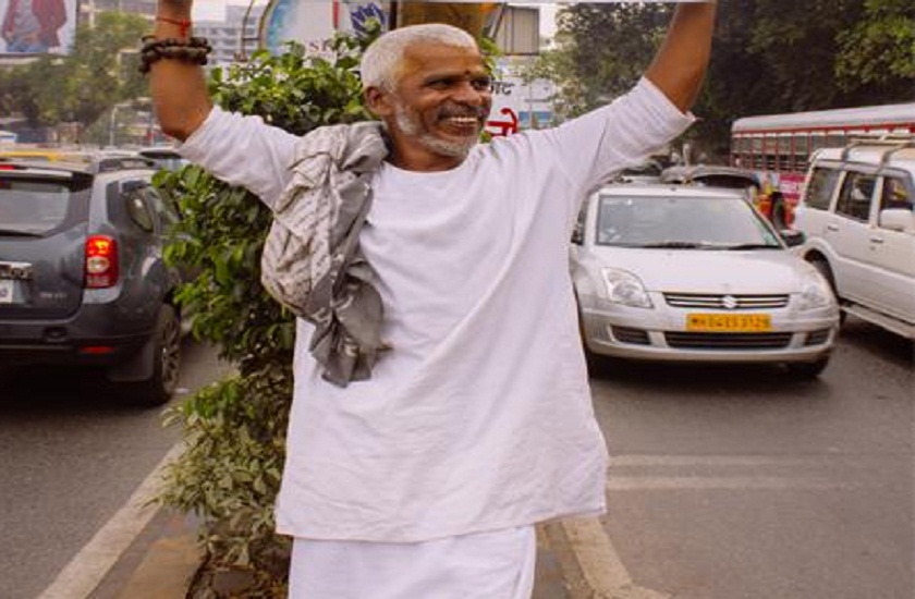reason why this old man stands at mumbai signal everyday