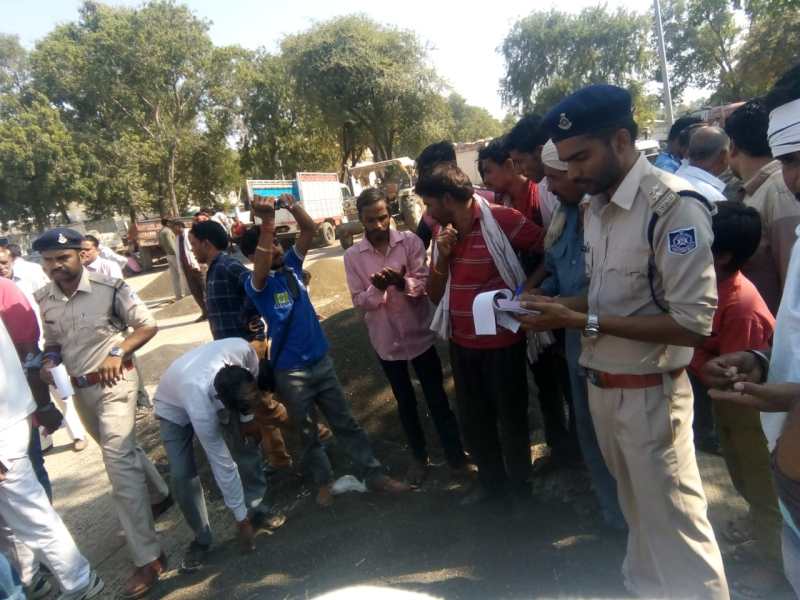 Farmers protested, businessmen put restrictions on Mandi employees