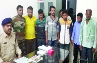 घर में खेल रहे थे जुआ, भनक लगते ही पुलिस टीम ने दी दबिश,16 जुआरियों से इतने हजार की जब्ती