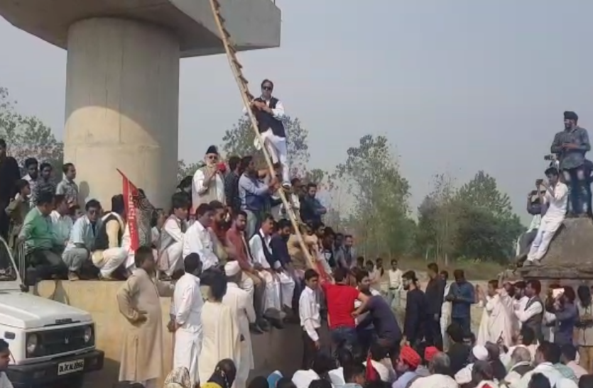 इस मांग को लेकर योगी सरकार के खिलाफ सपा नेता आजम खान ने शुरू किया अनोखा
प्रदर्शन, देखें वीडियो