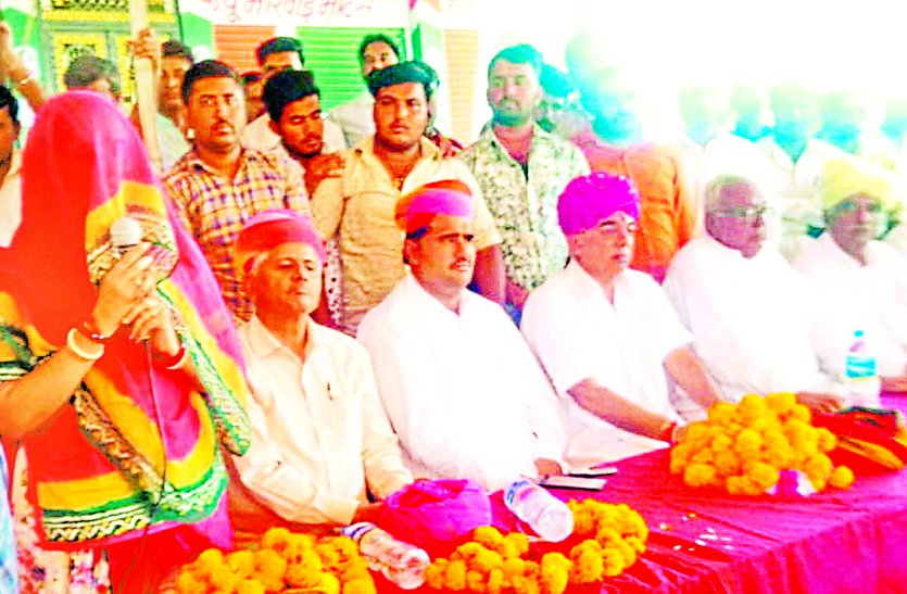 Manvendra sitting on stage with Aminnhaan,Interest is in people