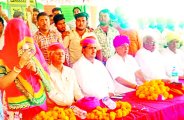 Manvendra sitting on stage with Aminnhaan,Interest is in people