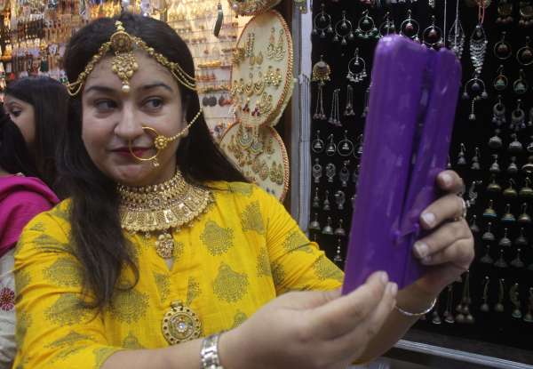 pics of diwali Preparation